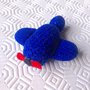 Piccolo elicottero blu amigurumi fatto a mano all'uncinetto con elica in feltro