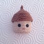 Piccola scatolina amigurumi a forma di funghetto kawaii, beige e marrone, fatta a mano all'uncinetto