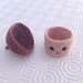 Piccola scatolina amigurumi a forma di funghetto kawaii, beige e marrone, fatta a mano all'uncinetto