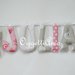 Julia: una ghirlanda di lettere rosa e grigia a pois e fiori per la sua cameretta
