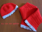Completo cappellino e sciarpa realizzato all'uncinetto in lana rossa con bordino grigio per bambina