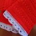Completo cappellino e sciarpa realizzato all'uncinetto in lana rossa con bordino grigio per bambina