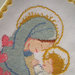 Quadro "Madonna con bambino" realizzato a punto croce su tela aida con cornice bianca