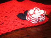 Scaldacollo in lana rosso con fiore a uncinetto