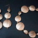 Parure perle tonde e tringolari piatte in bronzo striato 