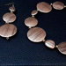 Parure perle tonde e tringolari piatte in bronzo striato 