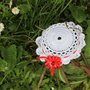 Bomboniera cappellino bianco a uncinetto con fiore rosso