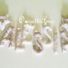 ALESSIA: una ghirlanda di lettere beige e bianche per decorare la sua cameretta!