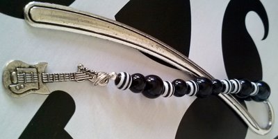 SEGNALIBRO E CHITARRA IN ARGENTO - MUSICA - DONNA UOMO - NERO BIANCO - LIBRO OMAGGIO SEGNALIBRO E CHITARRA IN ARGENTO - MUSICA - DONNA UOMO - NERO BIANCO - LIBRO OMAGGIO