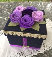 scatola rivestita in feltro blu con rose viola e lilla