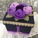 scatola rivestita in feltro blu con rose viola e lilla