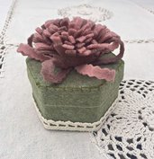 scatola rivestita in feltro verde con fiore rosa e lilla