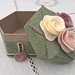 scatola rivestita in feltro verde con tre rose panna e rosa antico
