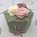 scatola rivestita in feltro verde con tre rose panna e rosa antico