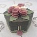 scatola rivestita in feltro verde con 7 rose panna e rosa antico