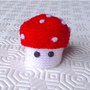 Mini scatolina a fungo amigurumi kawaii, rosso e bianco a pois, fatto a mano all'uncinetto