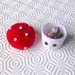 Mini scatolina a fungo amigurumi kawaii, rosso e bianco a pois, fatto a mano all'uncinetto