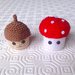 Mini scatolina a fungo amigurumi kawaii, rosso e bianco a pois, fatto a mano all'uncinetto
