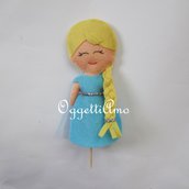 Cake toppers in feltro a tema Frozen: come Anna ed Elsa le due piccole bamboline in pannolenci da disporre sulla torta! 