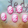 Cabochon resina con scheletro rosa fluo