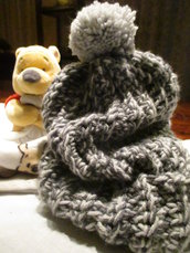 Cappello bambino in lana bicolore con ponpon