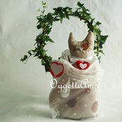 Un gattino beige come fermaporta: una decorazione originale per la casa 