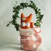 Un gatto arancio in stoffa con papillon in feltro come fermaporta: originale e colorata idea regalo!
