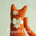 Un gatto arancione con fiocco bianco come fermaporta!