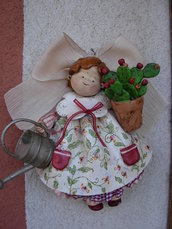 Bambola con vaso di fichi d'india
