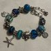 Bracciale metallo perle foro largo azzurro con charms stile marino
