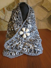 Sciarpa in lana melange grigia realizzata con telaio in legno e spilla con fiore in feltro 