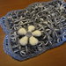 Sciarpa in lana melange grigia realizzata con telaio in legno e spilla con fiore in feltro 