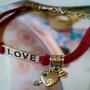 BRACCIALE LOVE TARGHETTA E CUORE - ALCANTARA ROSSA - MOSCHETTONE - DONNA