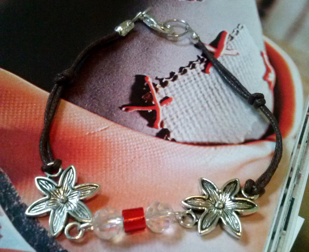Bracciale da braccio in pizzo gotico da donna con ciondolo con gemma nera e catene, polsino