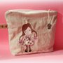 Trousse o pochette con Gorjuss ricamata