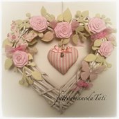 Cuore/fiocco nascita in vimini con rose,farfalle e cuore rosa