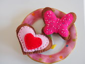 TI VOGLIO BENE: AUGURI.Biscotti in feltro ricamati con perline:CUORE/FARFALLA.Toni del roso e rosa.Regalo per San Valentino.Romantici 