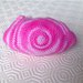 Borsellino portamonete sfumato nelle tonalità del rosa, fatto a mano all'uncinetto con clic clac e bottoni a cuori