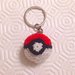 Portachiavi con pokéball amigurumi, rossa bianca e nera, fatta a mano all'uncinetto