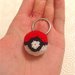 Portachiavi con pokéball amigurumi, rossa bianca e nera, fatta a mano all'uncinetto