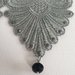 Orecchini a clip in macramè grigio argento con micro strass color grigio opaco e pendenti in cristallo neri