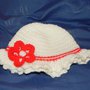 Cappellino bimbetta realizzato all'uncinetto in misto lana bianco e rosso 