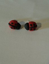 orecchini a bottone coccinella portafortuna in fimo nero e rosso