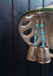 Orecchini con ditali in tono argento e perline di vetro color azzurro e turchese 