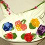 Borsa decorata con fiori all'uncinetto