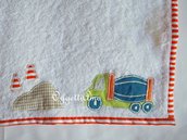 Asciugamani 'Veicoli': un asciugamano con ruspe, trattori, automobili, aerei ed altri veicoli per il tuo bambino