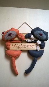 Fuori porta country con gatti sulla staccionata e scritta "welcome"