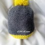 Cappello grigio con pon pon giallo