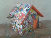 Salvadanaio "Topolino" a forma di casetta decorato con fumetti, bordi e porta arancioni