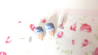 ORECCHINI PERNO - CONO GELATO BLUETTE - FIMO - adatto anche a bambine - kawaii ORECCHINI PERNO - CONO GELATO BLUETTE - FIMO - adatto anche a bambine - kawaii